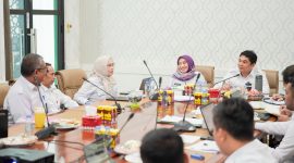 Bupati Tanah Bumbu, Andi Rudi Latif (Bang Arul), memimpin rapat efisiensi anggaran hingga dini hari selama dua hari berturut-turut. Rapat membahas langkah strategis pemanfaatan APBD 2025 secara tepat guna dan transparan.