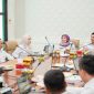 Bupati Tanah Bumbu, Andi Rudi Latif (Bang Arul), memimpin rapat efisiensi anggaran hingga dini hari selama dua hari berturut-turut. Rapat membahas langkah strategis pemanfaatan APBD 2025 secara tepat guna dan transparan.