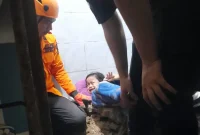 Balita di Banjarmasin tersangkut di lubang kloset saat mencoba mengambil sabun yang jatuh, BPBD evakuasi hati-hati selama 1,5 jam. ( BPBD BANJARMASIN /Radar Banjarmasin)