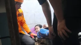 Balita di Banjarmasin tersangkut di lubang kloset saat mencoba mengambil sabun yang jatuh, BPBD evakuasi hati-hati selama 1,5 jam. ( BPBD BANJARMASIN /Radar Banjarmasin)