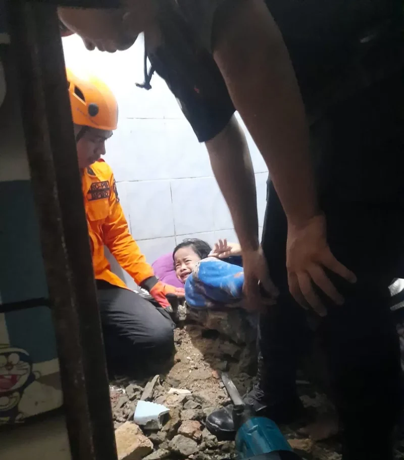 Balita di Banjarmasin tersangkut di lubang kloset saat mencoba mengambil sabun yang jatuh, BPBD evakuasi hati-hati selama 1,5 jam. ( BPBD BANJARMASIN /Radar Banjarmasin)