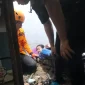 Balita di Banjarmasin tersangkut di lubang kloset saat mencoba mengambil sabun yang jatuh, BPBD evakuasi hati-hati selama 1,5 jam. ( BPBD BANJARMASIN /Radar Banjarmasin)