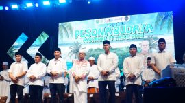 Wakil Ketua DPRD Tanah Bumbu, H. Hasanuddin, menghadiri Tabligh Akbar di Pantai Pagatan yang diramaikan ribuan warga.