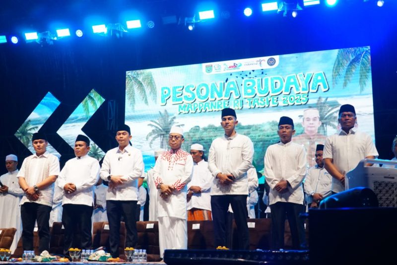 Wakil Ketua DPRD Tanah Bumbu, H. Hasanuddin, menghadiri Tabligh Akbar di Pantai Pagatan yang diramaikan ribuan warga.