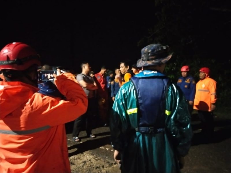 Operator excavator hilang setelah alat berat terbalik di Sungai Jupi Kotabaru. Tim gabungan lanjutkan pencarian intensif. /Humas Polres Kotabaru