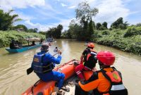 Tim gabungan terus mencari operator alat berat ekskavator yang hilang terseret arus deras Sungai Jupi di Kotabaru. / Humas Polres Kotabaru