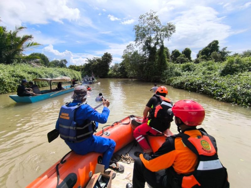 Tim gabungan terus mencari operator alat berat ekskavator yang hilang terseret arus deras Sungai Jupi di Kotabaru. / Humas Polres Kotabaru