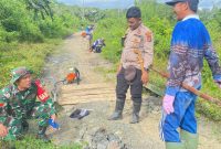 Warga Desa Sungai Seluang bersama TNI-Polri gotong royong bersihkan dan perluas jalan alternatif menuju Desa Sebuli. / Humas Polres Kotabaru