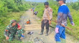 Warga Desa Sungai Seluang bersama TNI-Polri gotong royong bersihkan dan perluas jalan alternatif menuju Desa Sebuli. / Humas Polres Kotabaru
