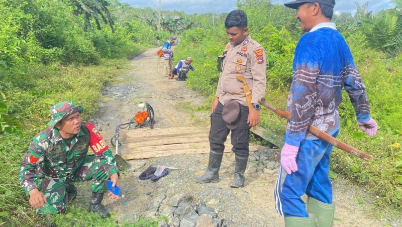 Warga Desa Sungai Seluang bersama TNI-Polri gotong royong bersihkan dan perluas jalan alternatif menuju Desa Sebuli. / Humas Polres Kotabaru