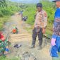 Warga Desa Sungai Seluang bersama TNI-Polri gotong royong bersihkan dan perluas jalan alternatif menuju Desa Sebuli. / Humas Polres Kotabaru