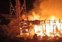 Kebakaran hebat melanda kawasan belakang Pasar Minggu, Tanah Bumbu, Selasa (6/5/2025). Lima rumah hangus terbakar, puluhan warga mengungsi. Diduga akibat korsleting listrik. Doc. kalsel.pikiran-rakyat.com