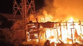 Kebakaran hebat melanda kawasan belakang Pasar Minggu, Tanah Bumbu, Selasa (6/5/2025). Lima rumah hangus terbakar, puluhan warga mengungsi. Diduga akibat korsleting listrik. Doc. kalsel.pikiran-rakyat.com
