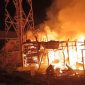 Kebakaran hebat melanda kawasan belakang Pasar Minggu, Tanah Bumbu, Selasa (6/5/2025). Lima rumah hangus terbakar, puluhan warga mengungsi. Diduga akibat korsleting listrik. Doc. kalsel.pikiran-rakyat.com