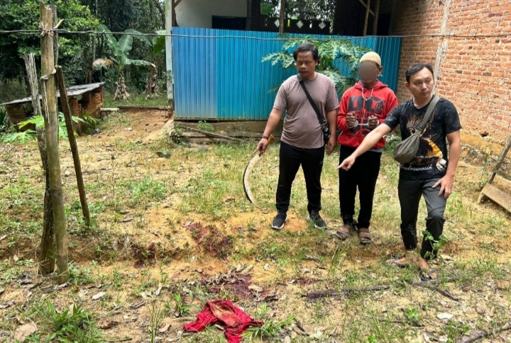 Cekcok soal kelapa berujung tragis, warga Satui dibacok tetangganya hingga tewas. Polisi tangkap pelaku dan amankan barang bukti. / Bacakabar.id