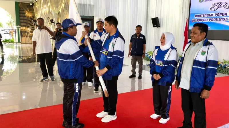 Wakil Ketua DPRD Tanah Bumbu H. Hasanuddin dampingi Bupati Andi Rudi Latif lepas 167 atlet pelajar ke POPDA Kalsel 2025, targetkan prestasi.