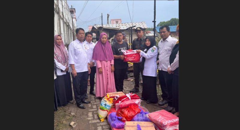 Pemkab Tanah Bumbu menyalurkan bantuan untuk korban kebakaran di Simpang Empat. Sembilan keluarga terdampak, empat rumah hangus dilalap api. Doc. Mc. Tanbu