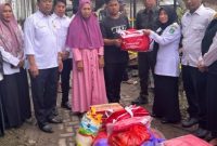 Pemkab Tanah Bumbu menyalurkan bantuan untuk korban kebakaran di Simpang Empat. Sembilan keluarga terdampak, empat rumah hangus dilalap api. Doc. Mc. Tanbu
