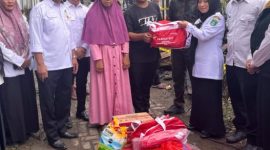 Pemkab Tanah Bumbu menyalurkan bantuan untuk korban kebakaran di Simpang Empat. Sembilan keluarga terdampak, empat rumah hangus dilalap api. Doc. Mc. Tanbu