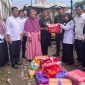 Pemkab Tanah Bumbu menyalurkan bantuan untuk korban kebakaran di Simpang Empat. Sembilan keluarga terdampak, empat rumah hangus dilalap api. Doc. Mc. Tanbu