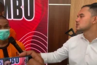 Mabuk lem fox, pembantu tikam dua anak majikan di Tanah Bumbu. Satu tewas, pelaku ditangkap dan ditetapkan tersangka.