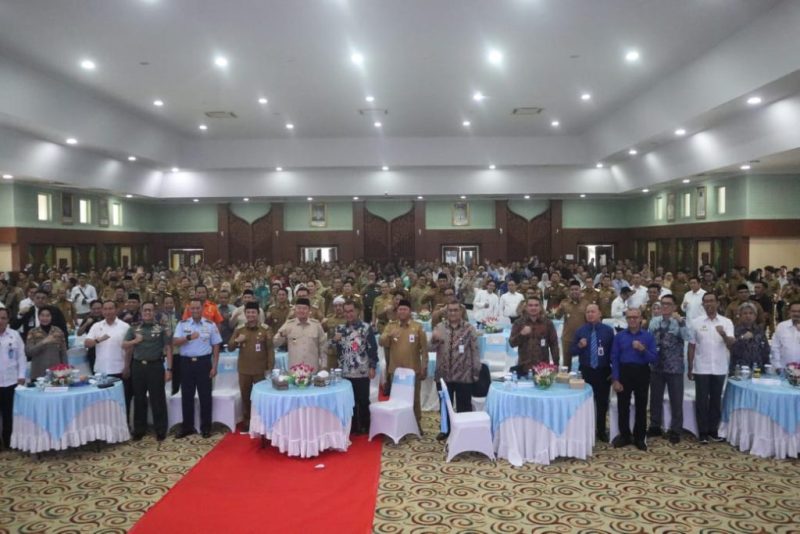 Pemkab Tanah Bumbu ikut serta dalam Musrenbang RPJMD untuk menyelaraskan program pembangunan daerah. Gubernur dan Wakil Gubernur Kalsel menekankan pentingnya sinkronisasi dan keterbukaan dalam perencanaan pembangunan.