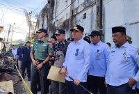 Bupati Tanah Bumbu Andi Rudi Latif meninjau lokasi kebakaran di Simpang Empat dan menyalurkan bantuan darurat kepada sembilan kepala keluarga yang terdampak. (Mc Tanbu)