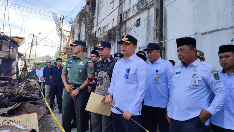 Bupati Tanah Bumbu Andi Rudi Latif meninjau lokasi kebakaran di Simpang Empat dan menyalurkan bantuan darurat kepada sembilan kepala keluarga yang terdampak. (Mc Tanbu)