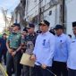 Bupati Tanah Bumbu Andi Rudi Latif meninjau lokasi kebakaran di Simpang Empat dan menyalurkan bantuan darurat kepada sembilan kepala keluarga yang terdampak. (Mc Tanbu)