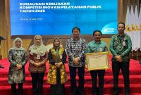 Pemerintah Kabupaten Tanah Bumbu meraih penghargaan Pelayanan Publik Sangat Baik dari KemenPAN-RB berkat kinerja unggul Disdukpencapil dalam PEKPPP 2024.