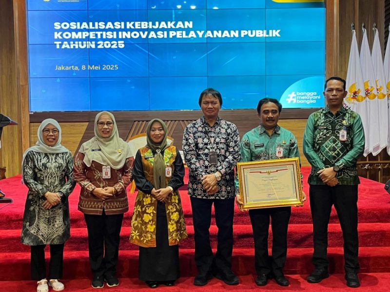 Pemerintah Kabupaten Tanah Bumbu meraih penghargaan Pelayanan Publik Sangat Baik dari KemenPAN-RB berkat kinerja unggul Disdukpencapil dalam PEKPPP 2024.