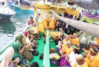 Lembaga Adat Ogi menggelar Mappanre Ri Tasi’e 2025 di Pantai Pagatan sebagai ungkapan syukur atas hasil laut melimpah / Mc Tanbu