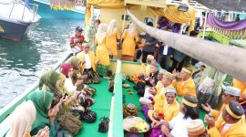Lembaga Adat Ogi menggelar Mappanre Ri Tasi’e 2025 di Pantai Pagatan sebagai ungkapan syukur atas hasil laut melimpah / Mc Tanbu