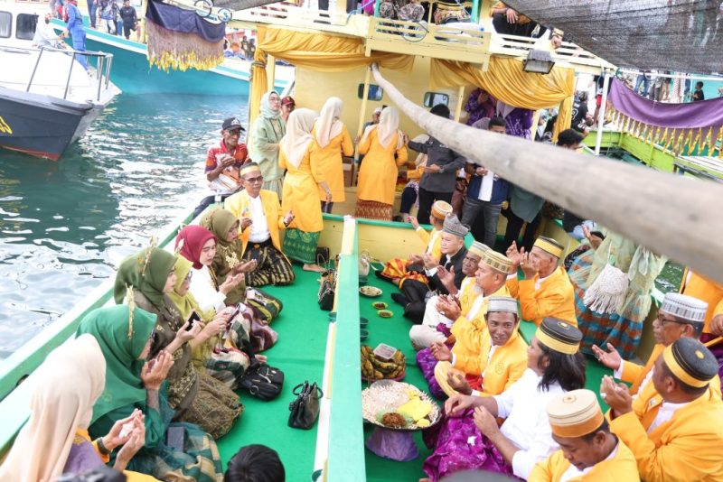 Lembaga Adat Ogi menggelar Mappanre Ri Tasi’e 2025 di Pantai Pagatan sebagai ungkapan syukur atas hasil laut melimpah / Mc Tanbu