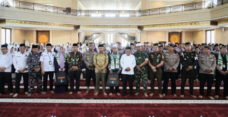 Wakil Bupati Tanah Bumbu lepas 196 calon haji, Pemkab sediakan fasilitas lengkap dan dukungan penuh untuk jamaah. / Mc Tanbu