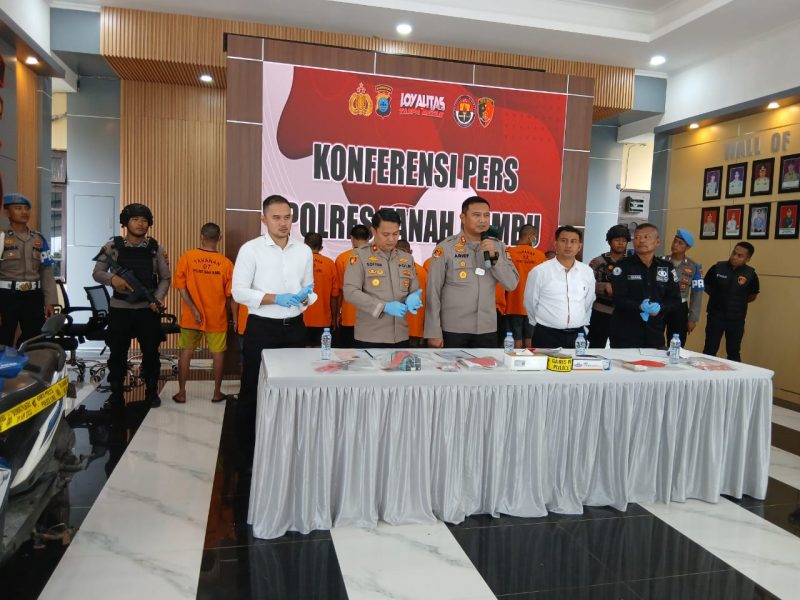 Polres Tanah Bumbu ungkap 18 kasus kriminal dalam Operasi Sikat Intan 2025, tangkap 21 tersangka dan amankan barang bukti.