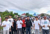 Ribuan warga Desa Gunung Besar ikuti jalan sehat HUT ke-18. Kades Suwito lepas peserta, doorprize dan hiburan meriah. Foto : Ist.