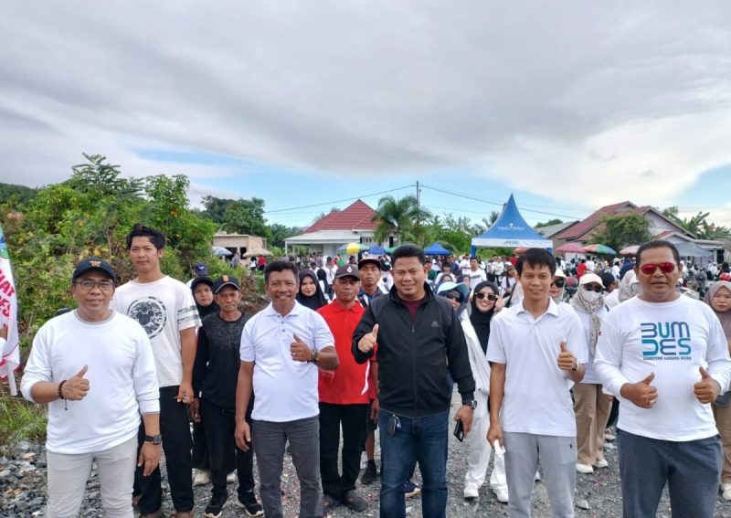 Ribuan warga Desa Gunung Besar ikuti jalan sehat HUT ke-18. Kades Suwito lepas peserta, doorprize dan hiburan meriah. Foto : Ist.