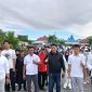 Ribuan warga Desa Gunung Besar ikuti jalan sehat HUT ke-18. Kades Suwito lepas peserta, doorprize dan hiburan meriah. Foto : Ist.