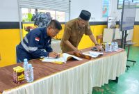 H. Dedi Malik, wakili H. Deden, serahkan hibah mobil Mitsubishi Triton ke SMKN 1 Satui untuk dukung pendidikan vokasi.