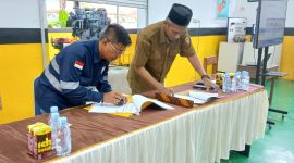 H. Dedi Malik, wakili H. Deden, serahkan hibah mobil Mitsubishi Triton ke SMKN 1 Satui untuk dukung pendidikan vokasi.