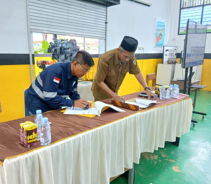 H. Dedi Malik, wakili H. Deden, serahkan hibah mobil Mitsubishi Triton ke SMKN 1 Satui untuk dukung pendidikan vokasi.