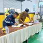 H. Dedi Malik, wakili H. Deden, serahkan hibah mobil Mitsubishi Triton ke SMKN 1 Satui untuk dukung pendidikan vokasi.