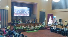 DPRD Tanah Bumbu gelar rapat paripurna, Pj. Sekda Yulian Herawati sampaikan jawaban Bupati terkait dua Raperda penting daerah.