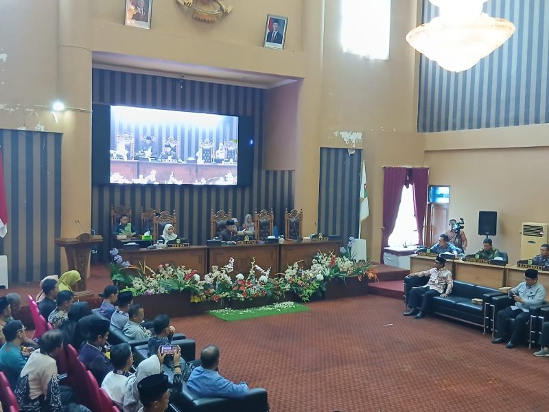 DPRD Tanah Bumbu gelar rapat paripurna, Pj. Sekda Yulian Herawati sampaikan jawaban Bupati terkait dua Raperda penting daerah.