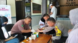 UPTD Puskesmas Martapura Barat melaksanakan skrining hipertensi, diabetes, dan kesehatan jiwa bagi personel Polsek melalui inovasi UMA MAHALABIU, Selasa 24 Juni 2025.