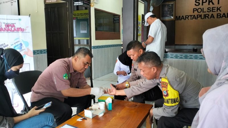 UPTD Puskesmas Martapura Barat melaksanakan skrining hipertensi, diabetes, dan kesehatan jiwa bagi personel Polsek melalui inovasi UMA MAHALABIU, Selasa 24 Juni 2025.