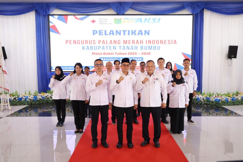 Pelantikan pengurus PMI Tanah Bumbu 2025-2030, Bupati Andi Rudi Latif dukung penuh ketersediaan stok darah dan kemanusiaan.
