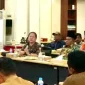 Wakil Ketua DPRD Tanah Bumbu, H. Hasanuddin, mengapresiasi Program Bapak Angkat Hauling hasil kolaborasi PT Borneo Indobara dan PT Multi Adverindo yang memberdayakan tenaga kerja lokal demi kesejahteraan desa.