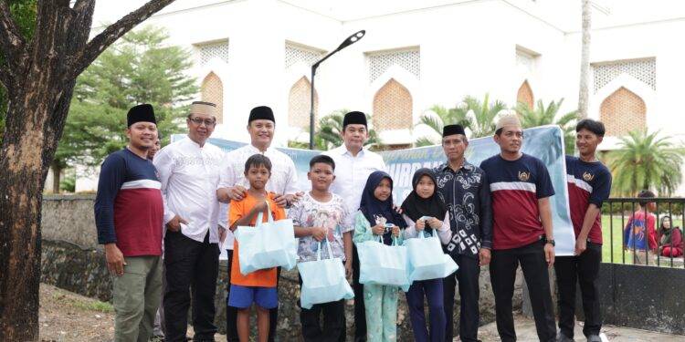 Bupati Tanah Bumbu salurkan langsung daging kurban bantuan Presiden Prabowo kepada warga, perkuat solidaritas dan kebersamaan Iduladha.